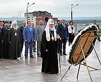 Святейший Патриарх Кирилл возложил венок к монументу Вечной славы в Днепропетровске