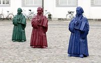 «Мини-Лютеры» расположились на центральной площади германского Виттенберга
