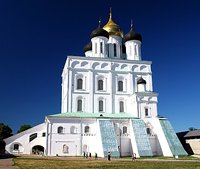 В праздник Преображения Господня Предстоятель Русской Церкви совершил Божественную литургию в Свято-Троицком соборе Псковского кремля