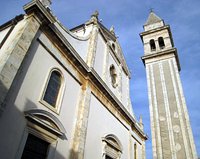 В Хорватии католический священник прославился тем, что каждый год изгоняет из своего храма по 2 тысячи человек