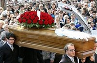 В Колумбии более трех тысяч человек приняли участие в похоронах католического священника, убитого полицейскими