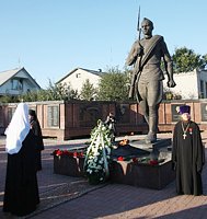 Святейший Патриарх Кирилл возложил венок к мемориалу павшим воинам в городе Мышкине
