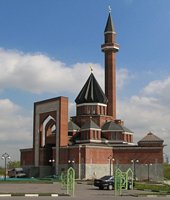 Настоятель московской мечети на Поклонной горе считает, что православных храмов в России достаточно, а мечетей не хватает