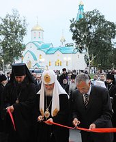 Святейший Патриарх Кирилл принял участие в торжественной церемонии открытия духовно-просветительского центра Южно-Сахалинской епархии