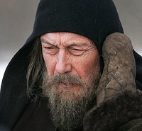 На могиле Олега Янковского на Новодевичьем кладбище установили стелу с крестом