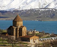 На церкви Сурб Хач в Турции ночью установили крест