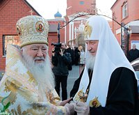 Святейший Патриарх Кирилл удостоил митрополита Крутицкого и Коломенского Ювеналия права преднесения креста за богослужениями