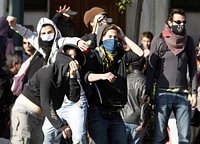 В Афинах местные жители забросали яйцами мусульман, совершавших намаз на одной из центральных площадей города