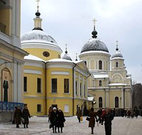 В праздник иконы Божией Матери, именуемой «Скоропослушница», Святейший Патриарх Кирилл совершил Божественную литургию в Покровском монастыре в Москве