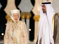 Елизавета II посетила мечеть в столице Арабских Эмиратов босиком и в шляпе "пчеловода"