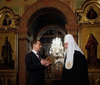 Во время встречи в Кремле Президент России Д.А. Медведев сообщил Святейшему Патриарху Кириллу о подписании закона о возвращении имущества религиозного назначения