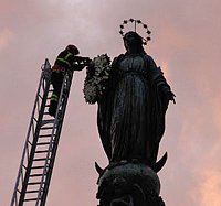 В день праздника Непорочного Зачатия Бенедикт XVI совершил традиционное паломничество к колонне Девы Марии на Испанской площади в Риме