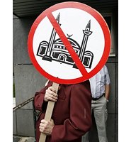 Как показал опрос, подавляющее большинство населения пяти европейских стран ассоциируют ислам с дискриминацией женщин и фанатизмом