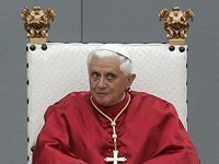 Папа Римский впервые посетил открывшуюся после ремонта библиотеку Ватикана