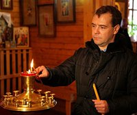 Дмитрий Медведев и Владимир Путин помолились о погибших и раненных в "Домодедово"