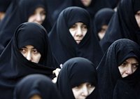 В учебных заведениях Албании запретят носить паранджу и нательные кресты