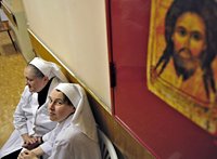 Важно внимательно относиться к нуждам тех, кто трудится на ниве диаконии, грамотно организуя их деятельность и поддерживая их духовные силы, отметил Святейший Патриарх Кирилл