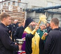Святейший Патриарх Кирилл отметил, что несмотря на широкую деятельность Русской Церкви по окормлению заключенных, правовое положение тюремных священников остается неопределенным