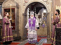В неделю 3-ю Великого поста, Крестопоклонную, Предстоятель Русской Церкви совершил Божественную литургию св. Василия Великого в Успенском Патриаршем соборе Кремля