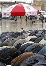 Власти Франции обсуждают возможность запрета мусульманской молитвы на улицах