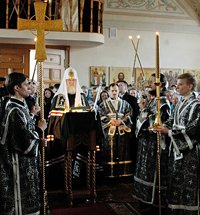 Святейший Патриарх Кирилл молился за утреней Великого четверга в Крестовоздвиженском Иерусалимском ставропигиальном монастыре