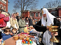 В Великую субботу Предстоятель Русской Церкви посетил ряд московских храмов