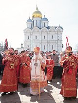 В понедельник Светлой седмицы Святейший Патриарх Кирилл совершил Божественную литургию в Успенском соборе Московского Кремля