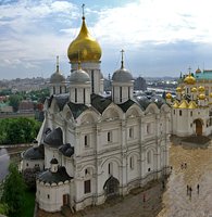 В день Радоницы Предстоятель Русской Церкви совершил Божественную литургию и поминовение усопших в Архангельском соборе Кремля