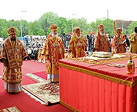 В неделю 3-ю по Пасхе, святых жен-мироносиц, Святейший Патриарх Кирилл возглавил служение Божественной литургии на площади Свободы г. Харькова