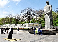 Святейший Патриарх Кирилл возложил венок к Мемориалу славы в Харькове