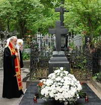 Предстоятель Русской Церкви посетил Александро-Невскую лавру и совершил заупокойные богослужения на Никольском и Большеохтинском кладбищах Петербурга