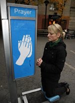 На Конгрессе Евангелической Церкви в Дрездене представили кабину-автомат с 300 молитвами на 65 языках
