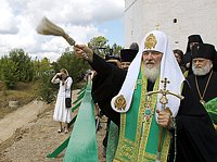 Святейший Патриарх Кирилл совершил молебное пение на начало строительства нового общежития Московской духовной академии