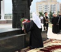 Предстоятель Русской Церкви возложил цветы к Мемориалу Славы в столице Мордовии