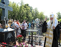 Святейший Патриарх Кирилл совершил литию на могиле своего деда в мордовском селе Оброчное