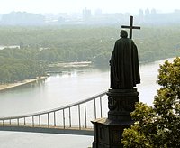 Святейший Патриарх Кирилл, Святейший Патриарх Илия и Блаженнейший митрополит Владимир совершили молебен у памятника Крестителю Руси на Владимирской горке в Киеве