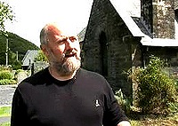 Англиканский священник публично сжег несколько страниц из Библии