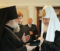 Святейшему Патриарху Кириллу передана историческая панагия, принадлежавшая Святейшему Патриарху Алексию I