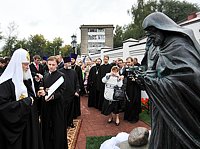 Святейший Патриарх Кирилл возложил венок к мемориалу воинам Великой Отечественной войны и освятил памятник преподобным Никодиму и Спиридону, просфорникам Печерским, на территории Щелковского хлебопекарного завода