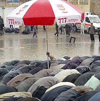МВД Франции запретило мусульманам совершать пятничный намаз на улицах и площадях