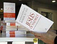 Бенедикт XVI посетил книжную выставку, состоящую из 600 его богословских трудов, изданных на 30 языках