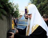 Предстоятель Русской Церкви освятил закладной камень в основание храма на территории Луганской областной детской больницы