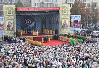 Предстоятель Русской Церкви возглавил служение Божественной литургии на Театральной площади г. Луганска