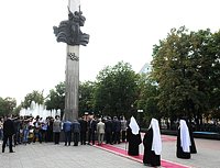В ходе визита в Луганск Святейший Патриарх Кирилл почтил память погибших в годы Великой Отечественной войны