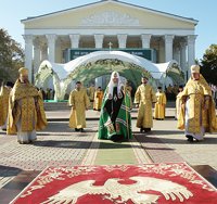 В день 100-летия прославления святителя Иоасафа Белгородского Предстоятель Русской Церкви совершил Божественную литургию на Соборной площади Белгорода