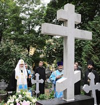 В завершение визита в Петербург Святейший Патриарх Кирилл посетил Александро-Невскую лавру и совершил заупокойные богослужения на Никольском и Большеохтинском кладбищах Петербурга В завершение визита в Петербург Святейший Патриарх Кирилл посетил Александро-Невскую лавру и совершил заупокойные богослужения на Никольском и Большеохтинском кладбищах Петербурга