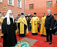 Предстоятель Русской Церкви освятил крест на купол храма апостола Иоанна Богослова на Новой площади