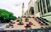 На Мальдивских островах толпа вандалов-мусульман разрушила два памятника