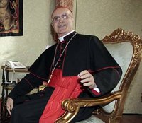 Ватиканский госсекретарь кардинал Бертоне отметил 77-летие, но не собирается уходить в отставку