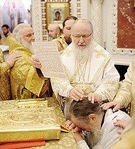 1 января 2012 г., в неделю 29-ю по Пятидесятнице, пред Рождеством Христовым, святых отец, Святейший Патриарх Кирилл совершил Божественную литургию в Храме Христа Спасителя